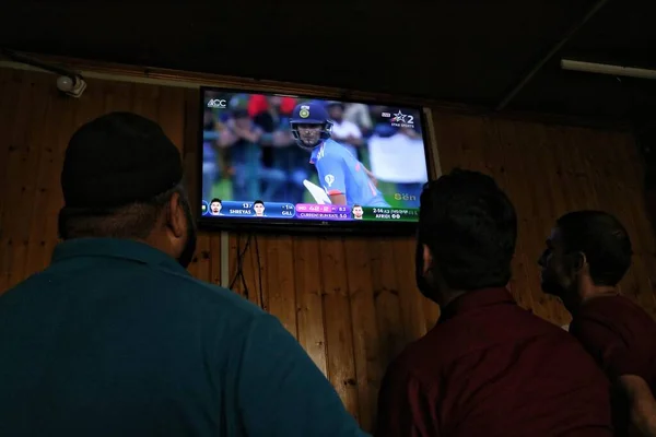 22 Eylül 2023, Srinagar Kashmir, Hindistan: İnsanlar Srinagar 'daki bir televizyondan Hindistan ile Pakistan arasındaki Asya Kupası kriket maçının Kandy' deki Pallekele Uluslararası Kriket Stadyumu 'nda canlı yayını izliyorlar.