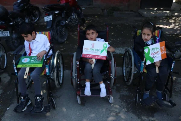 2023年9月5日 印度斯利那加克什米尔 在斯利那加的脊髓损伤日期间 克什米尔残疾儿童在提高认识集会上举着标语牌 — 图库照片