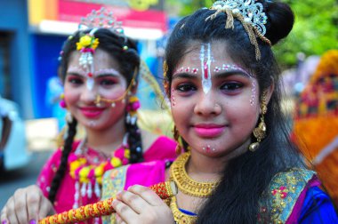 06 Eylül 2023 Sylhet-Bangladeş: Genç Kızlar, bugün Sylhet, Bangladeş 'te düzenlenen Krishna Janmashtami etkinliğinde Radha gibi giyindiler. Janmashtami, Tanrı Krishna 'nın doğum yıldönümünü kutlamak için Hindu dindarlar tarafından kutlanır.
