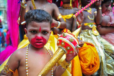 06 Eylül 2023 Sylhet-Bangladeş: Bugün Sylhet, Bangladeş 'te düzenlenen Krishna Janmashtami etkinliğinde küçük çocuklar Radha ve Krishna gibi giyiniyor