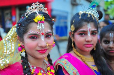 06 Eylül 2023 Sylhet-Bangladeş: Genç Kızlar, bugün Sylhet, Bangladeş 'te düzenlenen Krishna Janmashtami etkinliğinde Radha gibi giyindiler. Janmashtami, Tanrı Krishna 'nın doğum yıldönümünü kutlamak için Hindu dindarlar tarafından kutlanır.