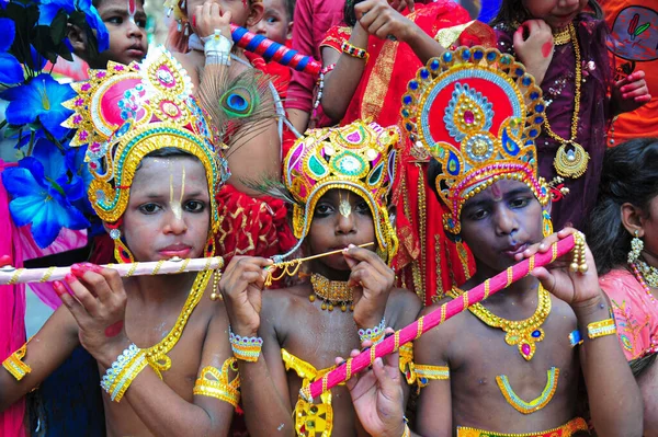 2023 シレットバングラデシュ 若い子供たちは バングラデシュのシレットでクリシュナジャンマシタミイベントのカラフルなラリー中にクリシュナとしてドレスアップ — ストック写真