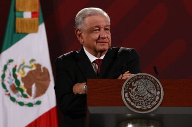 07 Eylül 2023, Mexico City, Meksika: Meksika Başkanı Andres Manuel Lopez Obrador, Ulusal Saray 'da gazetecilerin önünde düzenlenen brifing sırasında jest yapıyor.
