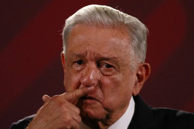 07 Eylül 2023, Mexico City, Meksika: Meksika Başkanı Andres Manuel Lopez Obrador, Ulusal Saray 'da gazetecilerin önünde düzenlenen brifing sırasında jest yapıyor.