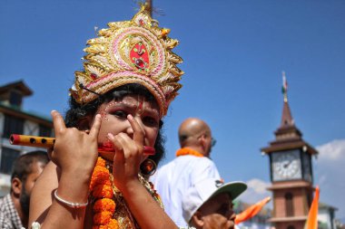 Eylül 07.2023, Srinagar Kashmir, Hindistan: Hindu bir çocuk Srinagar 'da' Krishna Janmashtami 'töreninde Hindu tanrısı Krishna olarak giyinir. Janmashtami, Hindu tanrısı Krishna 'nın doğum yıldönümü.