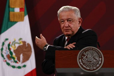 07 Eylül 2023, Mexico City, Meksika: Meksika Başkanı Andres Manuel Lopez Obrador, Ulusal Saray 'da gazetecilerin önünde düzenlenen brifing sırasında jest yapıyor.