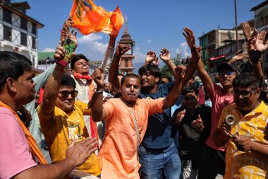 Eylül 07.2023, Srinagar Kashmir, Hindistan: Hindu fanatikler Srinagar 'da' Krishna Janmashtami 'töreninde dans ediyorlar. Janmashtami, Hinduizm 'in en popüler tanrılarından biri olan Hindu Lord Krishna' nın doğum yıl dönümü.