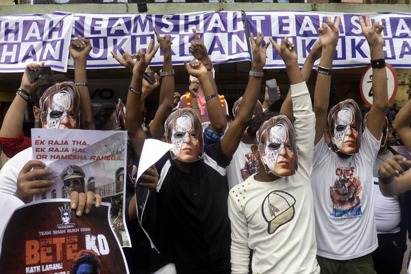 September 2023 Kolkata India Fans Van Shah Rukh Khan Houden — Stockfoto