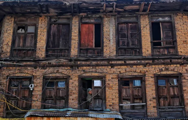 2023年9月7日 インドのシュリナガル カシミール Srinagar Kashmir シュリナガルで クリシュナ ヤンマシタミ をマークするために 家の窓から女性が見守る — ストック写真