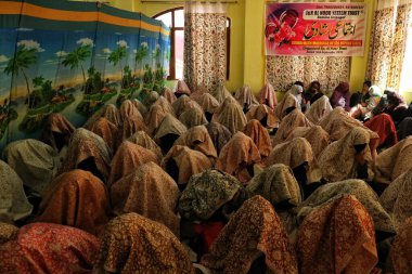 Srinagar, Kashmir, Hindistan - 10 Eylül 2023: Kaşmir Müslüman gelinler Srinagar 'da düzenlenen toplu düğün sırasında oturuyorlar. Hindistan 'da sosyal kuruluşlar tarafından öncelikle ekonomik açıdan geri kalmış ailelere yardım etmek için düzenlenen toplu düğünler.