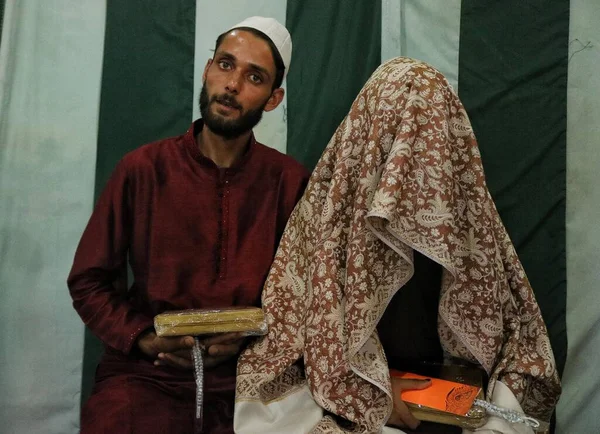 Srinagar Kashmir India September 2023 Newly Wed Couple Poses Photograph — Stock Photo, Image
