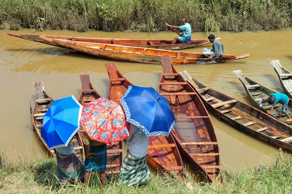 バングラデシュのシレット 9月2023 バングラデシュのシレットのSalutikarバザールで販売のために配置された木造船 これらのボートの需要は 雨季以来 田舎の低層地域で同じままです — ストック写真