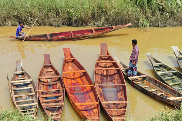 バングラデシュのシレット 2023 バングラデシュのシレットのSalutikarバザールで新しく購入した木製ボートで戻って田舎のバイヤー — ストック写真