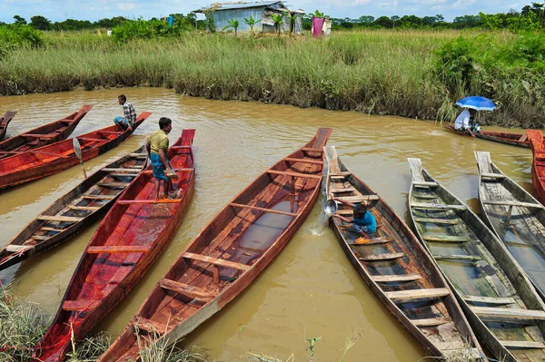 バングラデシュのシレット 9月2023 バングラデシュのシレットのSalutikarバザールで販売のために配置された木造船 これらのボートの需要は 雨季以来 田舎の低層地域で同じままです — ストック写真