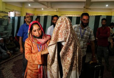 Srinagar, Kashmir, Hindistan - 10 Eylül 2023: Kaşmirli Müslüman kız Srinagar 'da bir toplu düğün için geliyor. Hindistan 'daki toplu düğünler sosyal kuruluşlar tarafından öncelikle ekonomik açıdan geri kalmış ailelere yardım etmek için düzenlenir.