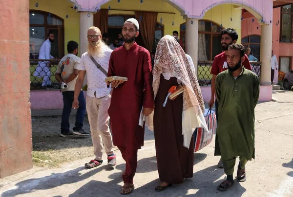 Srinagar Kashmir India September 2023 Newly Wed Couple Hold Hands — Stock Photo, Image