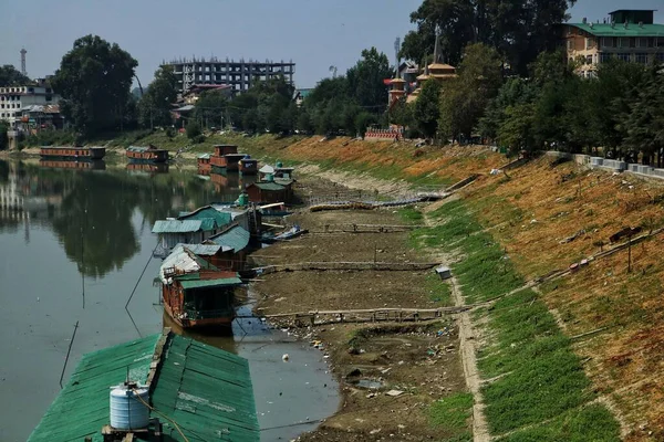 インドのシュリンガル カシミール 2023年9月12日 シュリンガルにあるヘルム川沿いの乾燥パッチの様子 ジヘルム川の水位はカシミールの赤字による大幅な減少を記録している — ストック写真