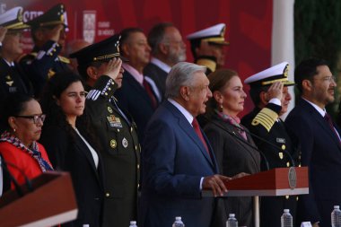 Mexico City, Meksika - 13 Eylül 2023: Meksika Başkanı Andres Manuel Lopez Obrador eşi Beatriz Gutirrez Muller eşliğinde Chapultepec Çocuk Kahramanlarının 176. Yıl dönümünde