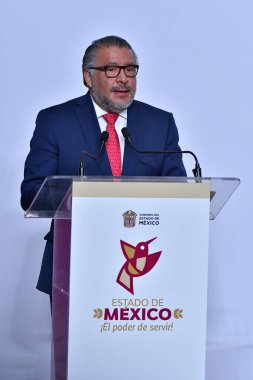 Toluca, Meksika - 13 Eylül 2023: Horacio Duarte Olivares, Genel Sekreter, Vali Delfina Gomez Alvarez 'in kabinesinin devlet sarayında sunumu sırasında. 13 Eylül 2023, Toluca 