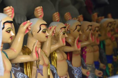 Howrah, Hindistan -13 Eylül 2023: Tanrı Vishwakarma 'nın kil putları, 18 Eylül 2023' te yapılması planlanan yıllık Vishwakarma puja günü öncesinde yapılmaktadır. Tanrı Vishwakarma Hindu mitolojisinde tanrıların mimarı olarak kabul edilir.