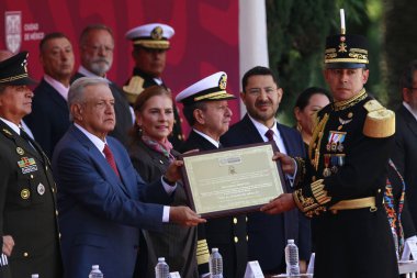 Mexico City, Meksika - 13 Eylül 2023: Meksika Başkanı Andres Manuel Lopez Obrador, Chapultepec Çocuk Kahramanlarının 176. Yıl dönümü sırasında bir askeri öğrenciye Anavatan 'daki sunakta takdirini sundu.