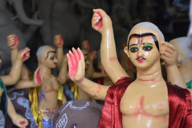 Howrah, Hindistan -13 Eylül 2023: Tanrı Vishwakarma 'nın kil putları, 18 Eylül 2023' te yapılması planlanan yıllık Vishwakarma puja günü öncesinde yapılmaktadır. Tanrı Vishwakarma Hindu mitolojisinde tanrıların mimarı olarak kabul edilir.