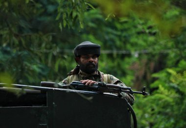 16 Eylül 2023, Srinagar Kashmir, Hindistan: Anantnag 'ın Kokernag ilçesindeki Gadole köyüne dördüncü gün giren silahlı çatışma sahasının yakınında bir Hint askeri görüldü. Hint ordusunun albayı da dahil olmak üzere dört güvenlik personeli.