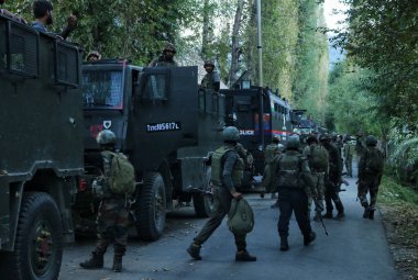 15 Eylül 2023, Srinagar Kashmir, Hindistan: Anantnag 'ın Kokernag ilçesindeki Gadole köyüne üçüncü gün giren silahlı çatışma sahasının yakınında Hint askerleri görülüyor