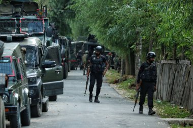 15 Eylül 2023, Srinagar Kashmir, Hindistan: Anantnag 'ın Kokernag ilçesindeki Gadole köyüne ikinci gün giren silahlı çatışma sahasının yakınında Hint askerleri görülüyor