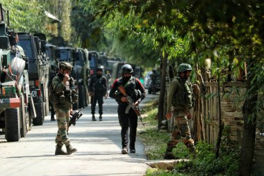 15 Eylül 2023, Srinagar Kashmir, Hindistan: Anantnag 'ın Kokernag ilçesindeki Gadole köyüne ikinci gün giren silahlı çatışma sahasının yakınında Hint askerleri görülüyor