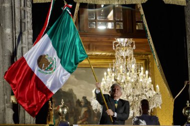 15 Eylül 2023, Mexico City, Meksika: Meksika Başkanı Andres Manuel Lopez Obrador eşi Beatriz Gutierrez Muller eşliğinde Meksika 'nın Anayasa' daki Bağımsızlık Günü Grito 'sunun 213' üncü yıldönümü öncesinde