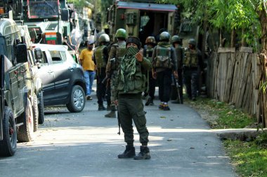 15 Eylül 2023, Srinagar Kashmir, Hindistan: Anantnag 'ın Kokernag ilçesindeki Gadole köyüne üçüncü gün giren silahlı çatışma alanının yakınında nöbet tutan bir Hint askeri