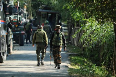 15 Eylül 2023, Srinagar Kashmir, Hindistan: Anantnag 'ın Kokernag ilçesindeki Gadole köyüne üçüncü gün giren silahlı çatışma sahasının yakınında Hint askerleri görülüyor