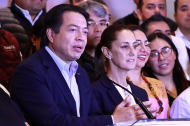 15 Eylül 2023 Mexico City 'de MORENA' nın ulusal başkanı Mario Delgado, Dördüncü Dönüşüm Savunma Komitesi Ulusal Koordinatörü eşliğinde