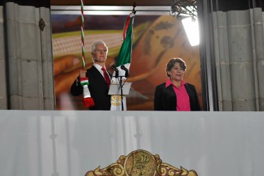 15 Eylül 2023 Toluca, Meksika: Alfredo del Mazo Maza Meksika Eyaleti Anayasal Valisi ve Delfina Gmez Ivarez Meksika Eyaletinin seçilmiş valisi Hükümet Sarayı 'nda Grito de Independencia' ya