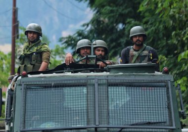 16 Eylül 2023, Srinagar Kashmir, Hindistan: Anantnag 'ın Kokernag ilçesindeki Gadole köyüne dördüncü gün giren silahlı çatışma sahasının yakınında Hint askerleri görüldü