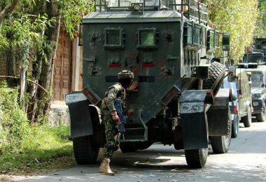 15 Eylül 2023, Srinagar Kashmir, Hindistan: Anantnag 'ın Kokernag ilçesindeki Gadole köyüne ikinci gün giren silahlı çatışma alanında bir Hint askeri görülüyor