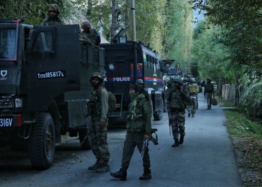 15 Eylül 2023, Srinagar Kashmir, Hindistan: Anantnag 'ın Kokernag ilçesindeki Gadole köyüne üçüncü gün giren silahlı çatışma sahasının yakınında Hint askerleri görülüyor