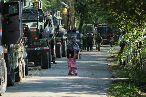 September 2023 Srinagar Kashmir India Woman Walks Indian Army Vehicles — Stock Photo, Image