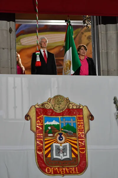 2023年9月15日 メキシコのトルーカ メキシコ国立憲法知事アルフレド マザとメキシコ州のデルフィーナ ギュランバル総督が政府宮殿で グリート インディペンデンデンシア を与えた — ストック写真