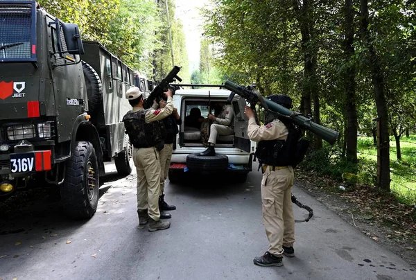 Settembre 2023 Srinagar Kashmir India Poliziotti Indiani Trasportano Munizioni Mentre — Foto Stock