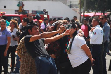 19 Eylül 2023, Nezahualcyotl, Meksika: Nezahualcyotl, Guerrero 'daki belediye sarayında 8.0 büyüklüğünde bir deprem hipotezi hipotezi ile insanlar ikinci ulusal tatbikat 2023' te katılırlar.