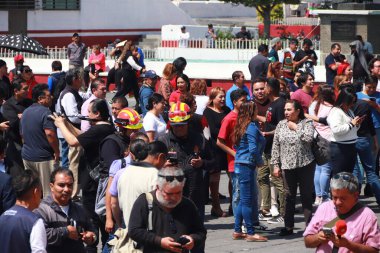 19 Eylül 2023, Nezahualcyotl, Meksika: Nezahualcyotl, Guerrero 'daki belediye sarayında 8.0 büyüklüğünde bir deprem hipotezi hipotezi ile insanlar ikinci ulusal tatbikat 2023' te katılırlar.