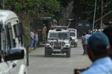 19 Eylül 2023, Srinagar Kashmir, Hindistan: Hindistan polis araçları Anantnag 'ın Kokernag ilçesindeki Gadole köyünde silahlı çatışma alanını terk ediyorlar. Ek Polis Genel Müdürü (ADGP) Kaşmir Bölgesi