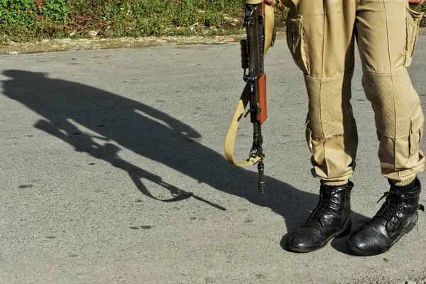 September2023 Srinagar Kashmir India Skyggen Angrepsgevær Politimann Kastes Nærheten Stedet – stockfoto