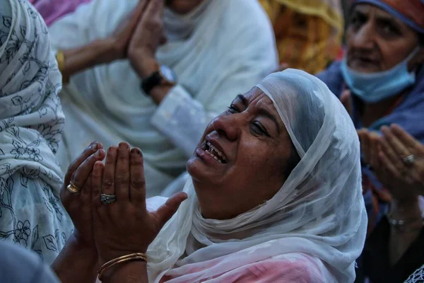 2023年9月20日 印度斯利那加克什米尔 在伊斯兰教历第三个月Rabi Awwal的第三个月 一名妇女在名为 Khoja Digar 的年度集会祷告中祈祷 — 图库照片
