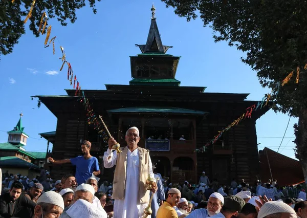 2023 September Srinagar Kashmir India Seorang Pendeta Muslim Kashmir Menyiram — Stok Foto