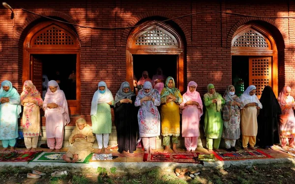 Septiembre 2023 Srinagar Cachemira India Las Mujeres Ofrecen Oraciones Congregacionales —  Fotos de Stock