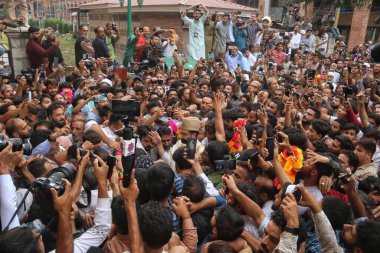 22 Eylül 2023, Srinagar Kashmir, Hindistan: Kıdemli ayrılıkçı lider Mirwaiz Umar Farooq, Eski Şehir Srinagar 'daki Büyük Cami' de (Jamia Mescidi) dört yıl süren ev hapsi sonrasında Cuma vaazını vermek üzere geldi