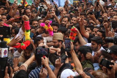 22 Eylül 2023, Srinagar Kashmir, Hindistan: Kıdemli ayrılıkçı lider Mirwaiz Umar Farooq, Eski Şehir Srinagar 'daki Büyük Cami' de (Jamia Mescidi) dört yıl süren ev hapsi sonrasında Cuma vaazını vermek üzere geldi